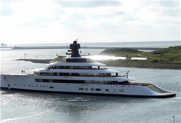 Die neue 100-Meter-Yacht von Feadship beeindruckt mit klaren Linien und markanter Bugform. Viele Details bleiben geheim – doch die Branche blickt gespannt auf Projekt 824. 