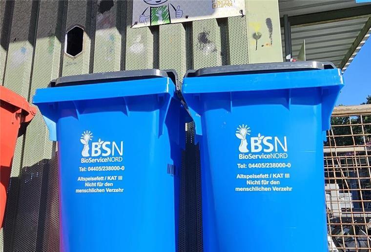 Die neue Abgabemöglichkeit für Speisefette und -öle im Landkreis: Die blauen „OckoBoxen“ stehen auf den Entsorgungsanlagen in Helvesiek und Seedorf.
