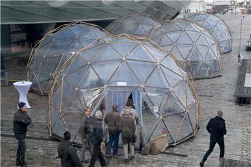 Die neue Ausstellung "Pollution Pods" vor dem Klimahaus in Bremerhaven zeigt die Luftverschmutzung in verschiedenen Städten der Welt.