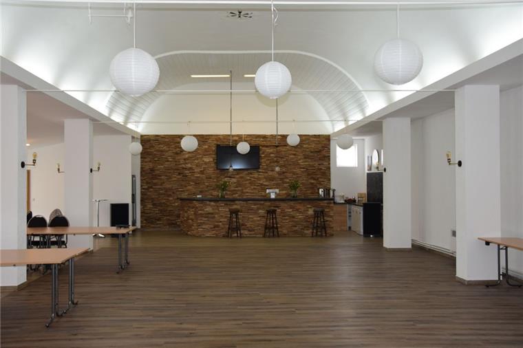 Die neue Bar in Holzoptik ist ein echter Hingucker im Veranstaltungssaal im komplett sanierten Kaiserhof.
