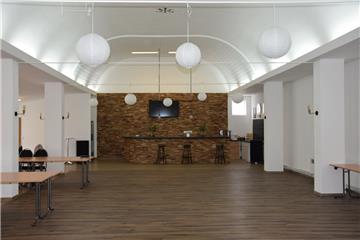 Die neue Bar in Holzoptik ist ein echter Hingucker im Veranstaltungssaal im komplett sanierten Kaiserhof.