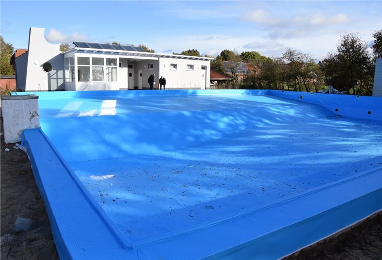 Die neue Beckenfolie ist nun im Selsinger Freibad ausgelegt, der sichtbarste Fortschritt auf der Baustelle.