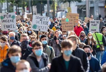Aktivisten der Klimaschutzbewegung Fridays for Future demonstrieren