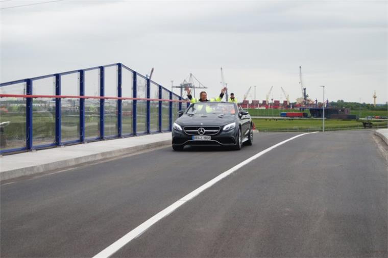 Neue Brücke in Brake ist für den Verkehr freigegeben Die neue Brücke an der Berliner Straße in Brake wurde für den Verkehr freigegeben. Peter Trutnau war einer der ersten, die sie überquert haben.