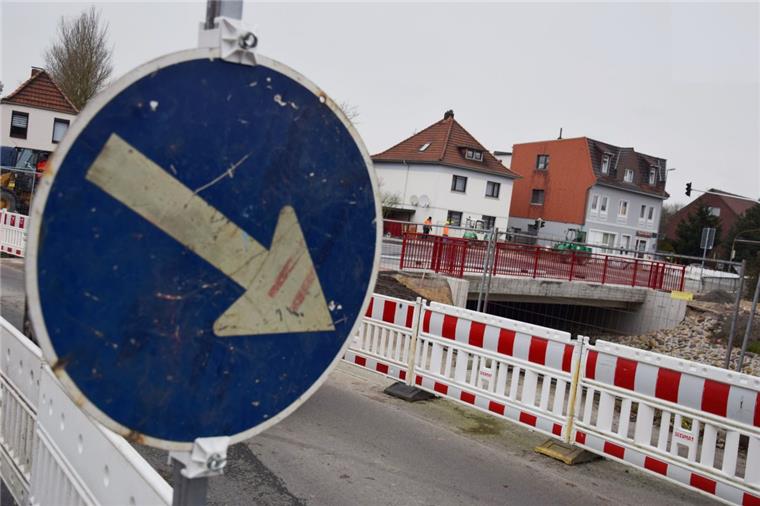 Die neue Brücke, die in Friedrich-August-Hütte über das Blexer Sieltief führt, wird am Dienstag um 13 Uhr freigegeben. Die Busse der Linien 401 und 440 können in Nordenham dann wieder alle Haltestellen bedienen.