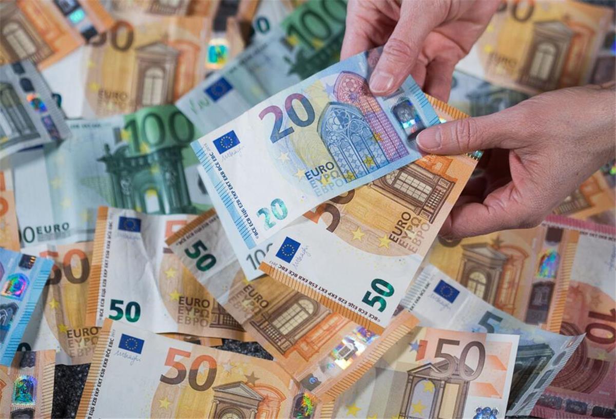 Bis zu 350 Euro mehr für Arbeitnehmer! Dieser Zuschuss soll ab 2026 steigen Euro-Geldscheine mit unterschiedlichen Werten liegen auf einem Tisch. Ab 2026 soll die Pendlerpauschale steigen.