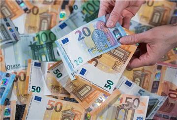 Euro-Geldscheine mit unterschiedlichen Werten liegen auf einem Tisch. Ab 2026 soll die Pendlerpauschale steigen.
