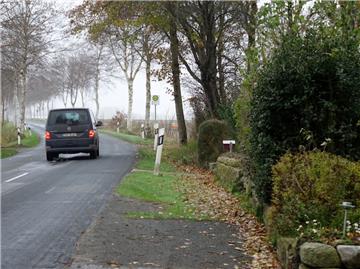 Die neue Bushaltestelle an der Kreisstraße 40 (Thebüer Straße) wird von vielen in der Politik als zu gefährlich abgelehnt. Der Frelsdorfer Ortsvorsteher Gerd Hillmann (CDU) und Ratsherr Claus Wohlers (SPD) fordern, dass die Große Feldstraße wieder angefahren wird.