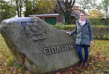Die neue Elmloher Ortsbürgermeisterin Bente Bronsema steht neben einem Findling.