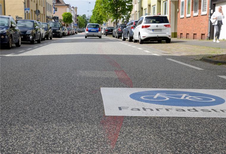 Die Ecke Prager Straße/Löningstraße. Der weiße BMW parkt verkehrswidrig und verschärft die kritische Kreuzungssitation.