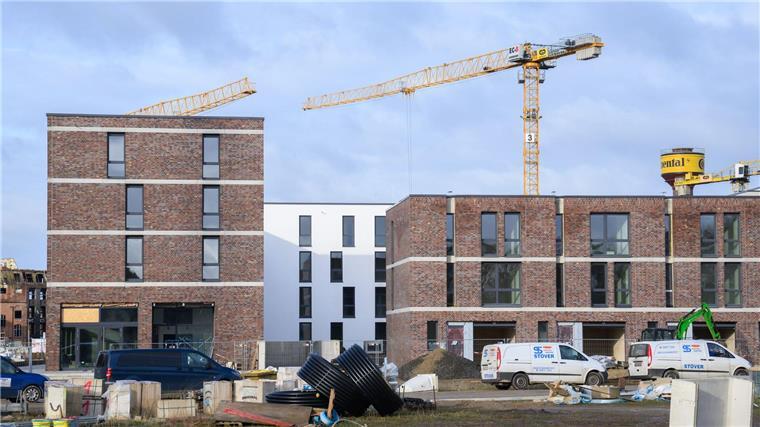 Die neue Gebäuderichtlinie der EU könnte den Wohnungsbau verteuern, fürchtet Wirtschaftsminister Lies.