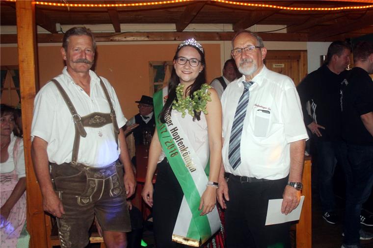 Louisa Heidemann ist die Hopfenkönigin von Abbehausen Die neue Hopfenköngin Louisa Heidemann mit Gastwirt Udo Venema (rechts) und Bert Seemüller von den bayrischen Gästen
