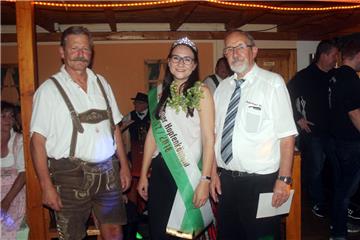 Die neue Hopfenköngin Louisa Heidemann mit Gastwirt Udo Venema (rechts) und Bert Seemüller von den bayrischen Gästen