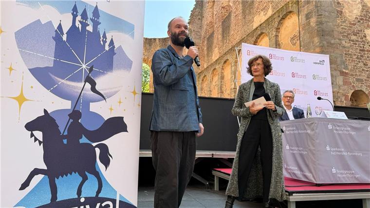 Was Bad Hersfeld in seinem Jubiläumsjahr plant Die neue Intendantin Elke Hesse (rechts) und ihr Stellvertreter Michael Schachermaier stellen das Programm für die nächste Festspielsaison in Bad Hersfeld vor.