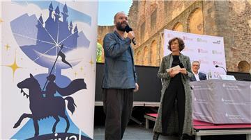 Die neue Intendantin Elke Hesse (rechts) und ihr Stellvertreter Michael Schachermaier stellen das Programm für die nächste Festspielsaison in Bad Hersfeld vor.