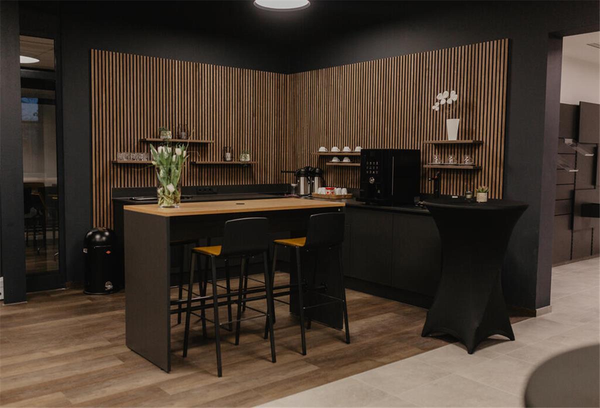 Expansion des Autohauses Brunkhorst geht weiter Die neue Kaffeebar bei Brunkhorst. Hier können die Kunden beispielsweise auf ihr Fahrzeug warten, wenn sich dieses gerade in der Werkstatt befindet.