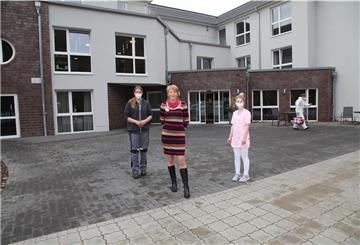 Die neue Leiterin Kerstin Rihm (Mitte) will 2021 mit der Einrichtung „Seniorenquartier Beverstedt“ voll durchstarten. Pflegefachkraft Rafaela Lippert (rechts) und Hausmeisterin Janet Wendelken wollen ihr dabei helfen. Foto: Gehrke