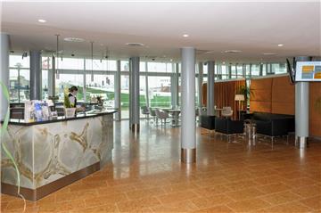 Die neue Lobby im Comfort-Hotel: Durch die Erweiterung Richtung Hafenbecken wirkt das Entrée viel großzügiger als zuvor.