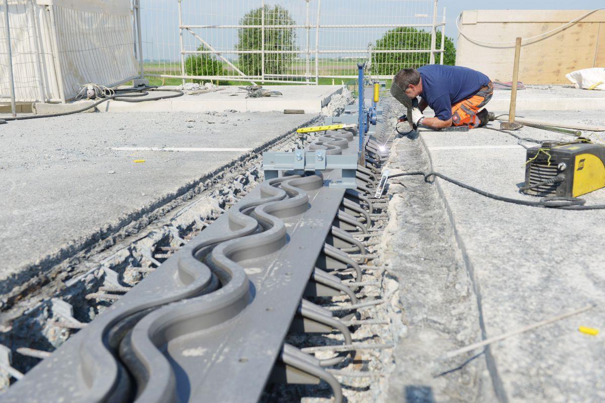 Bremerhaven: Neue Brücke muss saniert werden Die neue Lunebrücke in Bremerhaven muss bereits saniert werden. Frank Zeller fixiert die neue Fahrbahn-Übergangskonstruktion mit ein paar Schweißpunkten. Die geschwungene Dehnungsfuge ist besonders geräuscharm, und lässt bei Hitze oder Kälte bis zu 95 Millimeter Bewegung des Stahlbetons zu.