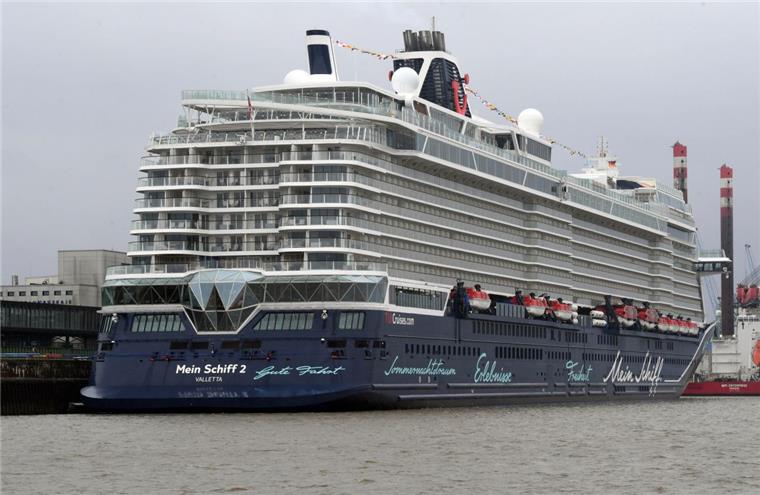"Mein Schiff 2" lockt viele "Sehleute" an Bremerhavens Columbus-Kaje Die neue "Mein Schiff 2" liegt bis Sonntagabend an der Columbuskaje in Bremerhaven. Dienstag kommt sie zurück.