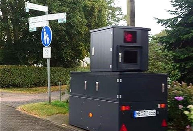 Die neue mobile Messanlage des Landkreises besteht aus einem Anhänger mit zwei Kameras. 