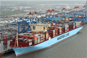 Die neue "Munich Maersk" soll viele Container an die Stromkaje bringen. Im ersten Halbzeit war der Umschlag in Bremerhaven allerdings rückläufig. Das Minus beträgt fünf Prozent.