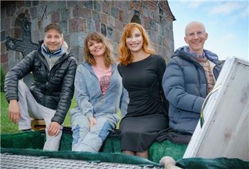 Eine Gruppe von Menschen vor einer Kirche.