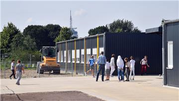 Die neue Oberschule Lehe in der Werftstraße wird eröffnet. Die 50 Container-Module sind eine Übergangslösung, bis ein endgültiger Schul-Standort entschieden ist.