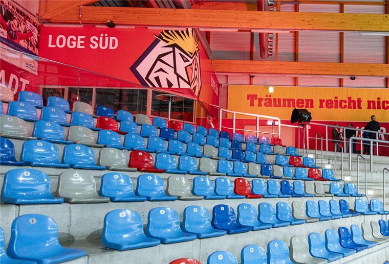 Die neue Pinguins-Fankurve mit der frisch bemalten Loge Süd.
