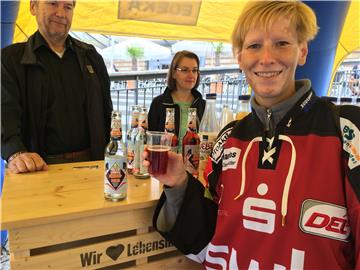 Die neue Pinguins-Fruchtschorle von Edeka kann auch probiert werden. Foto: Berli...