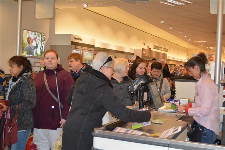 Die neue Rossmann-Filiale in Zeven lockt zahlreiche Kunden an. Bei der Eröffnung fielen immer wieder Worte der Begeisterung.  