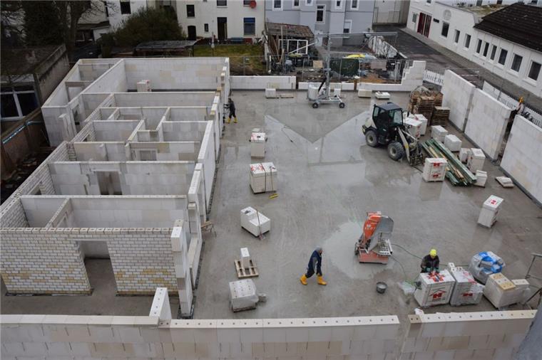 Bremerhaven: Nach Brand entsteht neue Sporthalle in Wulsdorf Die neue Sporthalle der Fichteschule in Bremerhaven wächst. Gebaut werden die Außenwände aus großformatigen Kalksandsteinen. Links im Bild die Umkleide- und Geräteräume. Die Halle hat eine Nutzfläche von 421 Quadratmetern.