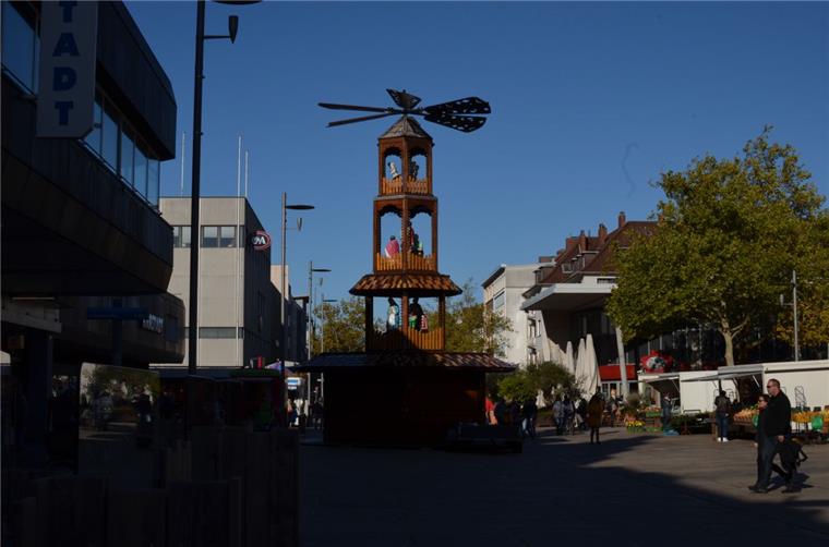 Die neue Weihnachtspyramide vor der Großen Kirche steht bereits. Der TÜV muss sie nun noch prüfen.