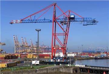 Die neuen Containerbrücken für Eurogate in Hamburg werden in Bremerhaven zusammengebaut.