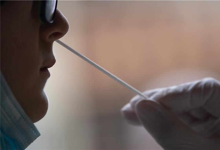 Lisa Federle, Notärztin und Initiatorin eines mobilen Testbusses für Corona-Schnelltests, führt während einer Schulung für die Durchführung von Corona-Schnelltests für Erzieherinnen und Lehrerinnen einen Antigentest an einem Kind durch. 