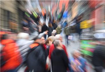Menschen laufen durch die Innenstadt
