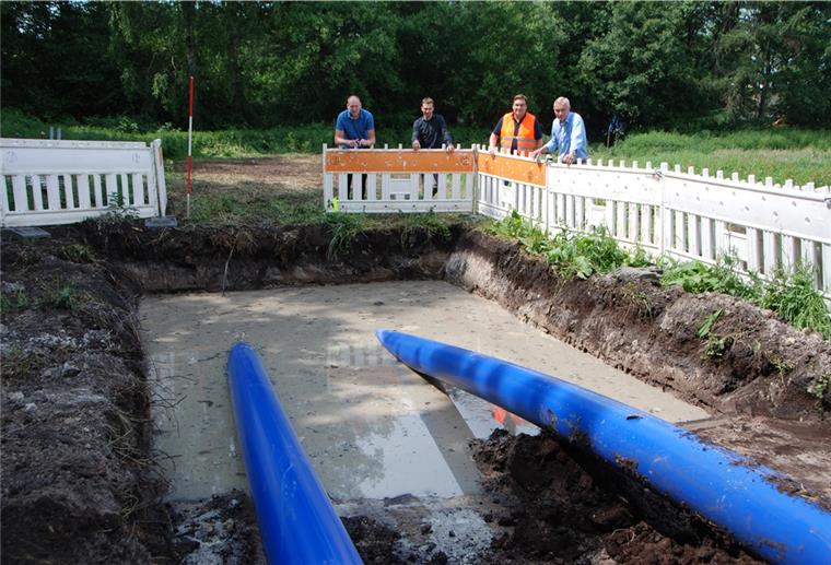 Die neuen Leitungen werden unterirdisch vorangetrieben. Vom Fortgang der Arbeiten überzeugen sich (von links): Rohrnetzmeister Stefan Thiele, technischer Leiter Nils Richter, Bauleiter Ralf Bergmeier und Wasserwerk-Geschäftsführer Marcus Mende.