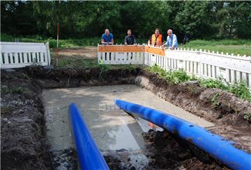 Die neuen Leitungen werden unterirdisch vorangetrieben. Vom Fortgang der Arbeiten überzeugen sich (von links): Rohrnetzmeister Stefan Thiele, technischer Leiter Nils Richter, Bauleiter Ralf Bergmeier und Wasserwerk-Geschäftsführer Marcus Mende.