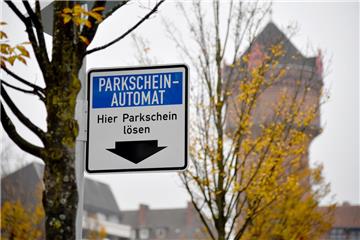 Die neuen Parkscheinautomaten auf dem Konrad-Adenauer-Platz in Bremerhaven-Geestemünde warten auf Futter.