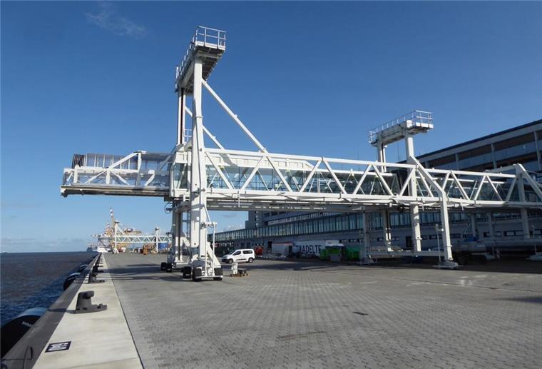 Zweiter Abschnitt der neuen Columbuskaje fertig Passagierbrücke an der Columbuskaje in Bremerhaven