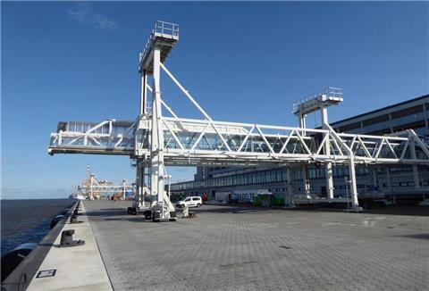 Passagierbrücke an der  Columbuskaje in Bremerhaven