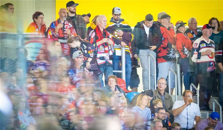 Neue (Probe-)Scheiben für eine bessere Sicht in der Eisarena Die neuen Scheiben in der Eisarena verzerren die Sicht. Nach zahlreichen Beschwerden soll nun nachgebessert werden.