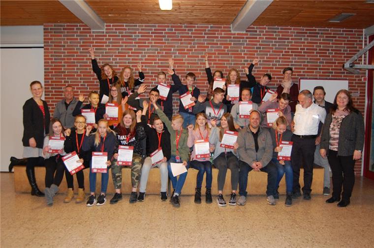 Die neuen Schulbusbegleiter in Brake haben ihre Ausweise erhalten.
