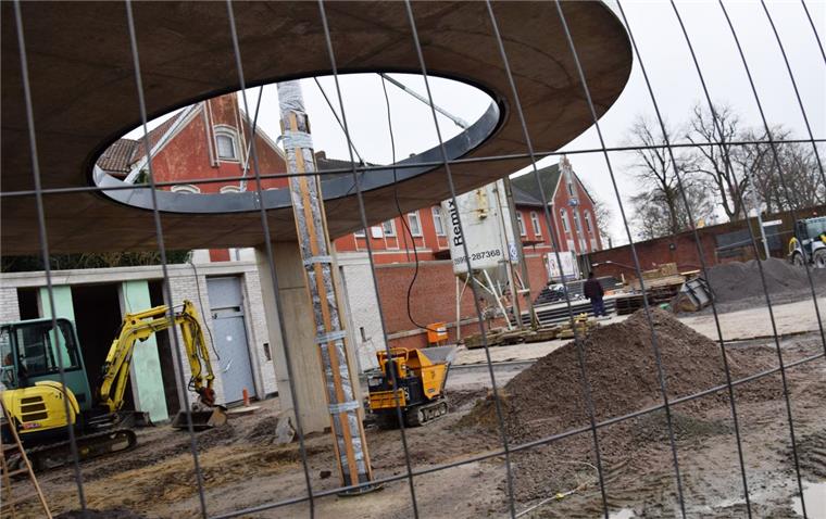 Es tut sich was vorm Nordenhamer Bahnhof Die Neugestaltung des Bahnhofsvorplatzes soll noch vor Weihnachten weitestgehend abgeschlossen werden. Der Innenausbau der öffentlichen Toiletten soll im kommenden Jahr folgen. Auch die Bike-and-Ride-Anlage, also der abschließbare Fahrradraum, geht erst 2018 in Betrieb.