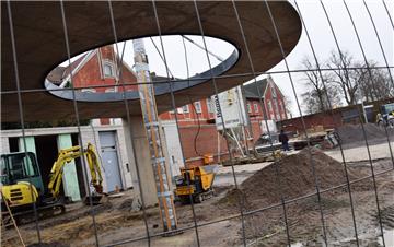 Die Neugestaltung des Bahnhofsvorplatzes soll noch vor Weihnachten weitestgehend abgeschlossen werden. Der Innenausbau der öffentlichen Toiletten soll im kommenden Jahr folgen. Auch die Bike-and-Ride-Anlage, also der abschließbare Fahrradraum, geht erst 2018 in Betrieb.