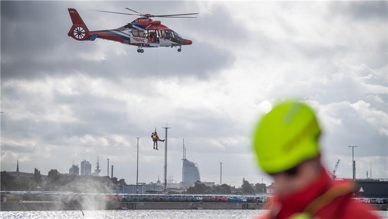 Die Retter von der Ahrtal-Katastrophe üben im Kaiserhafen Helikopter schweb über Hafenbecken