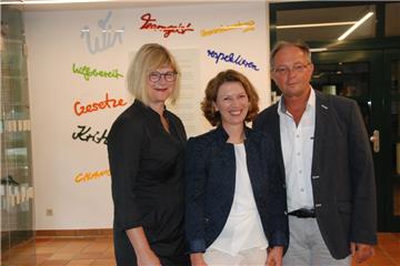 Die Niedersächsische Justizministerin  Antje Niewisch-Lennartz (Grüne) ist angetan von der frischen Präsentation des Leitbildes im Foyer des Langener Amtsgerichts (Hintergrund),  die von Amtsgerichtsdirektorin Dr. Claudia Schilling und  Justizamtsrat Volker Demuth mit  detailreichen Fakten untermauert wurde. 