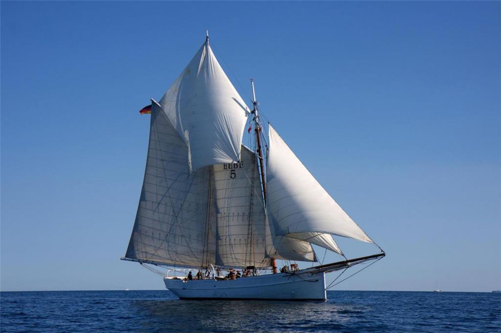 Die „No. 5 Elbe“ ist Hamburgs letztes hölzernes Seeschiff und lief 1883 vom Stapel. Der Gaffelschoner hat in der Elbmündung und der Deutschen Bucht über 30 Jahre lang Lotsen versetzt. Anschließend absolvierte „No. 5 Elbe“ als Privatyacht 13 Atlantiküberquerungen. Foto No. 5 Elbe