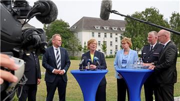 Die Nord-Innenministerrunde tagte in Rostock (von links nach rechts): Andy Grote (SPD), Sabine Sütterlin-Waack (CDU), Daniela Behrens (SPD), Jörg Nero vom Landesfeuerwehrverband Schleswig-Holstein und Christian Pegel (SPD).