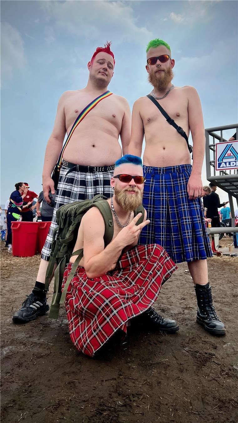 Die norddeutschen Electro-SchottenDaniel (27) trägt pink, Michael (33) grün und Adrian (27) blau - dazu ein Schottenrock. Diese Kombination wird man wahrscheinlich auf keiner Fashion-Week finden aber auf dem Deichbrand-Festival kommt der Look an. "Geiles Outfit", rufen die Vorbeilaufenden den drei Jungs aus Hannover zu. Verkleidungen gehören auf dem Deichbrand-Festival einfach dazu und immer wieder stellt sich die Frage: Wer hat eigentlich das verrückteste Kostüm? Die norddeutschen Schotten könnten den Preis in diesem Jahr durchaus gewinnen.